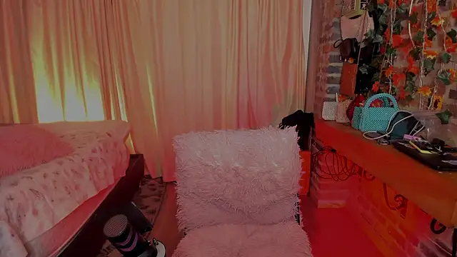 LaGoldenBitch online show from March 4, 10:22 am