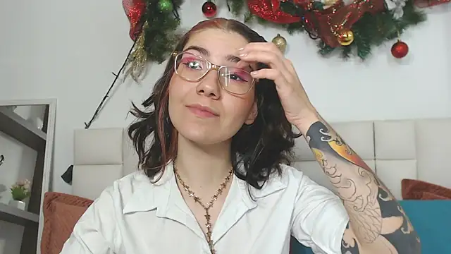 AriLumi online show from November 27, 7:50 pm