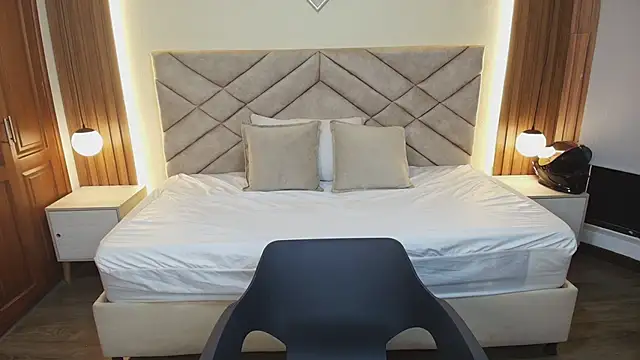 Laracooper  online show from February 23, 7:35 pm