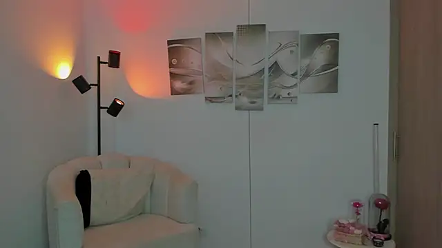 haileyflorez  online show from February 17, 5:23 pm