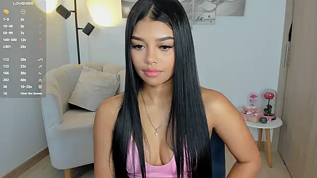 haileyflorez  online show from April 18, 7:07 pm