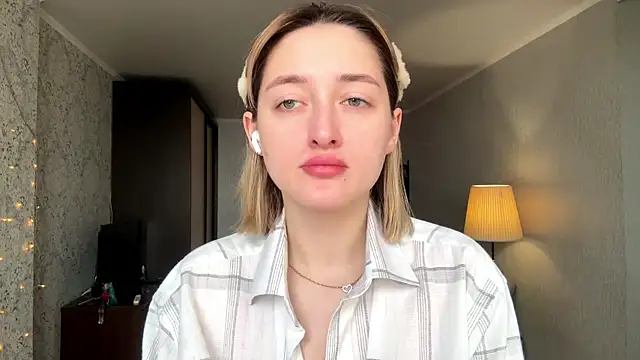 Emily lyy online show from November 21, 9:22 am