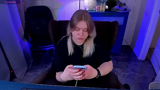 LouiseMous online show from February 1, 9:02 pm