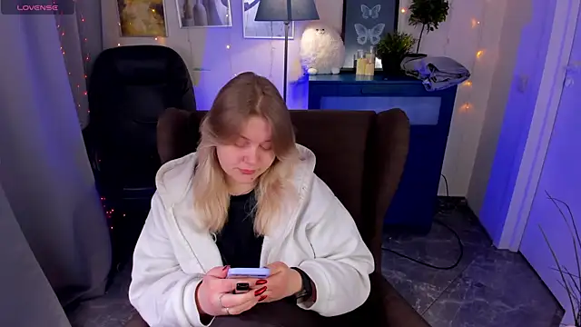 LouiseMous online show from February 4, 8:12 pm