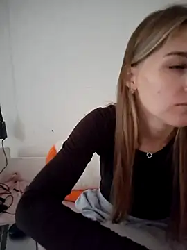 carolinakis  online show from February 15, 11:20 am