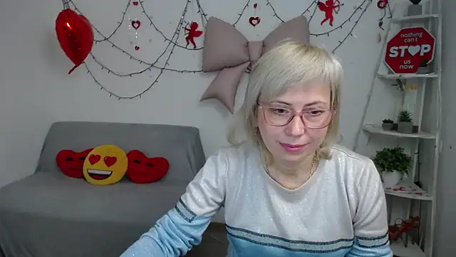 LaurenWishy online show from February 10, 7:33 am