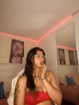 SamathaMay online show from April 13, 9:15 pm