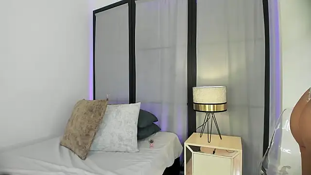 niicole steele  online show from March 2, 9:10 pm