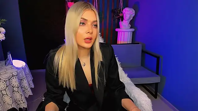 HyileyClark online show from April 15, 12:49 pm