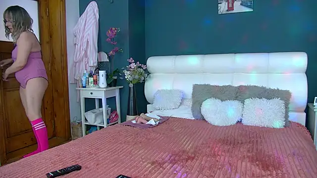 Cougar Milff online show from April 9, 2:00 pm