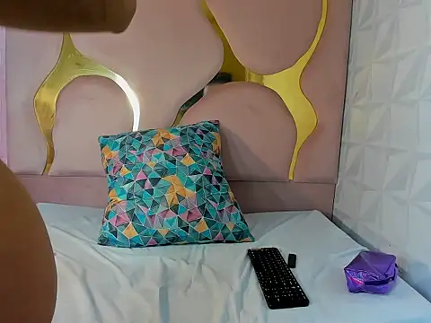 peachrouge online show from December 17, 8:35 pm