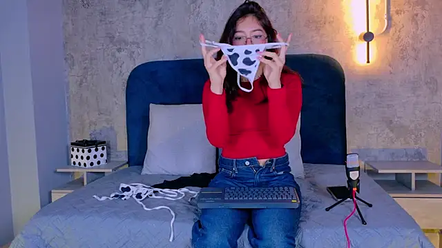 Mia Cullen online show from February 13, 12:51 pm