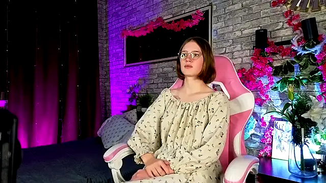 Mia Mooore online show from December 1, 2:09 pm