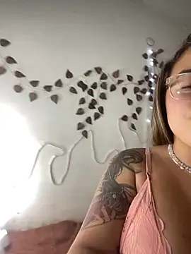 Lindalatina2001 online show from April 21, 12:58 am