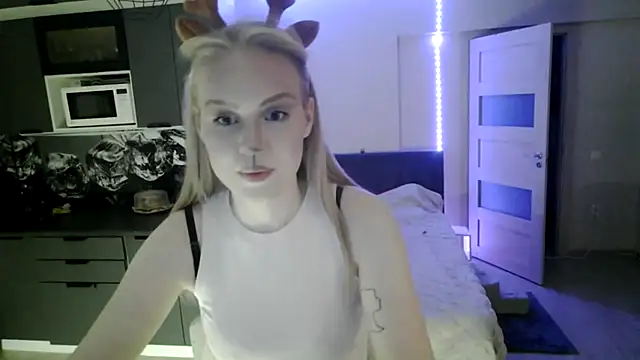 LunaPeony online show from February 22, 2:18 pm