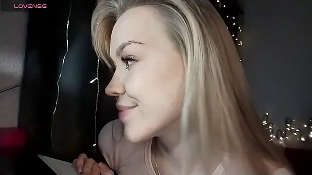 LunaPeony online show from December 17, 7:01 am