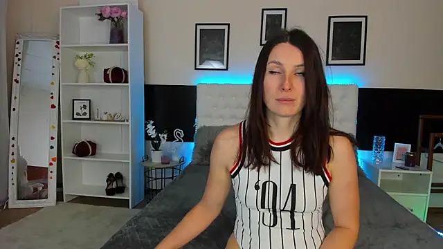 KiraNeeww online show from February 5, 7:00 am