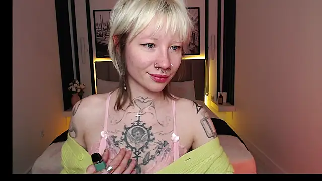 Luna Hurt online show from December 17, 1:48 pm