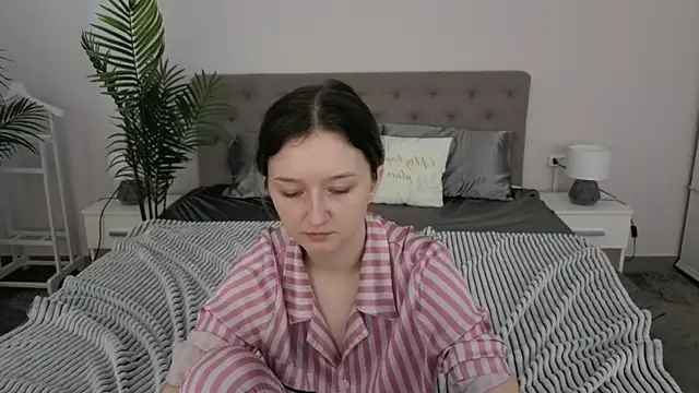 CyrenaLuxe online show from March 22, 9:59 am