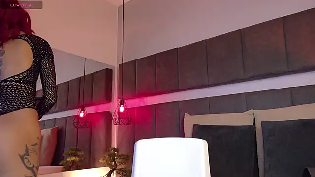 luna blannco online show from February 11, 2:07 pm