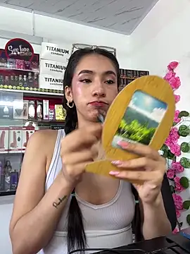 lunaluxury22 online show from February 4, 2:42 pm