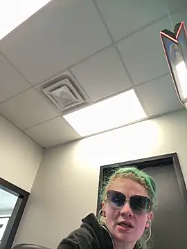 bluntbeautyxo online show from March 31, 1:33 pm