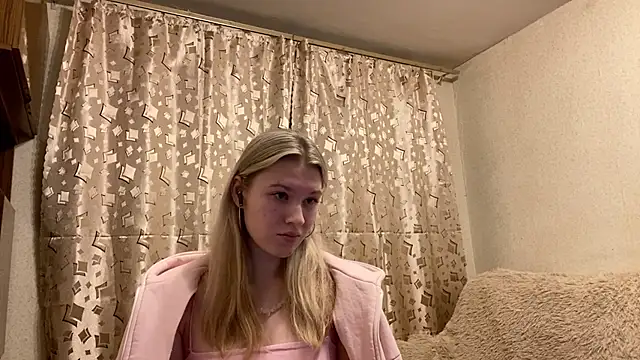 SkyeDavis online show from December 15, 8:14 pm