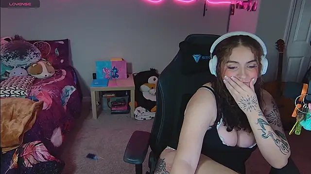 LushLaniii online show from February 6, 8:29 am