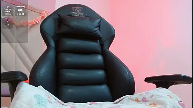 LUAR TAY online show from January 17, 7:10 pm