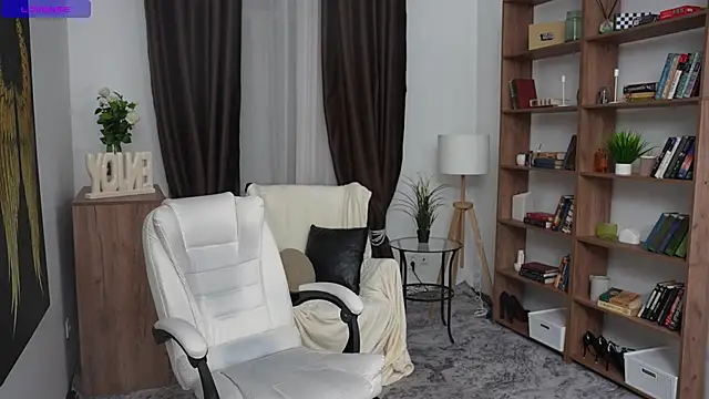 KristalCrowner online show from April 4, 7:45 pm