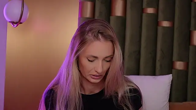 Snapshot of AmeliaAngel chatting on October 20, 6:05 am AmeliaAngel online show from October 20, 6:05 am