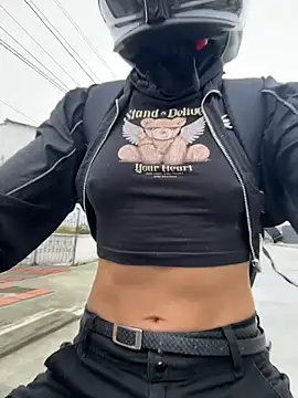 TaylorrHill online show from March 18, 8:03 pm