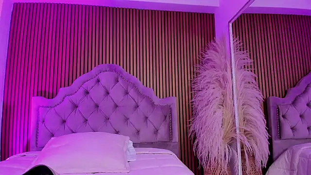 Violett hott  online show from March 11, 1:03 pm