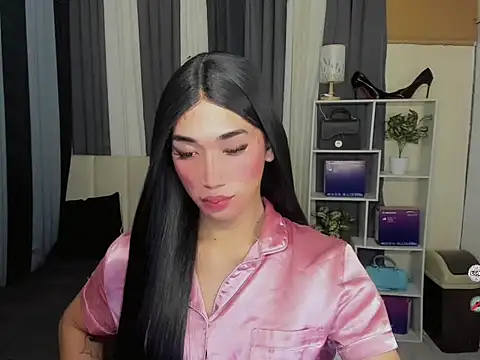 FyangFoxx online show from May 8, 8:32 pm