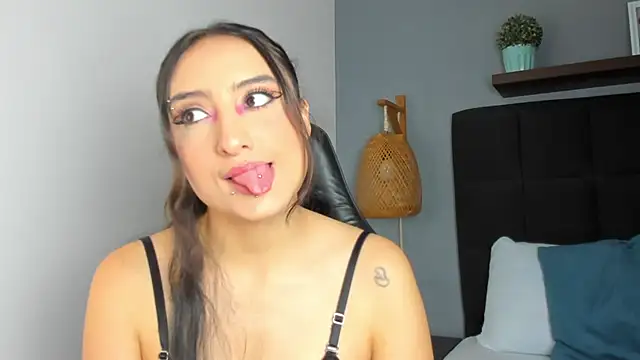 emma hiltonn  online show from February 4, 2:03 am