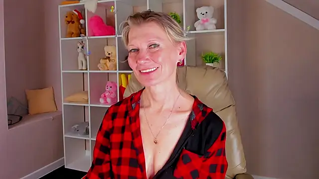 Julie Lucas online show from March 15, 3:08 am