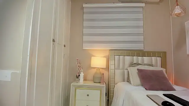 isabela  x online show from March 23, 11:27 am