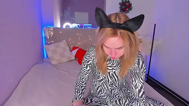 LunaHeadley online show from January 18, 1:29 pm