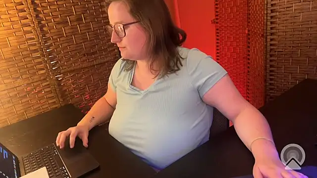 lucycomestrue online show from June 6, 10:27 pm