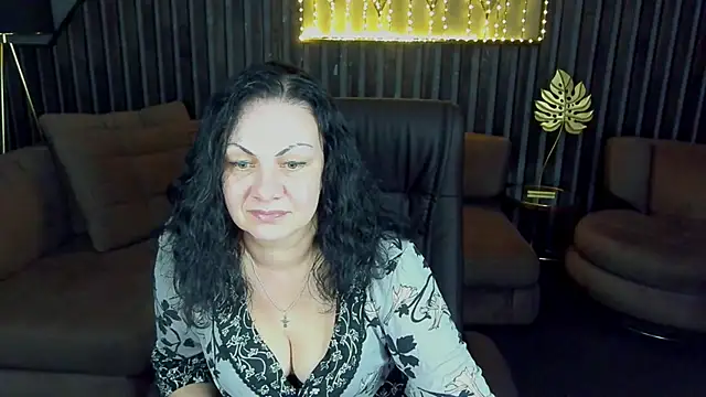 IrissMoon online show from April 17, 5:53 am