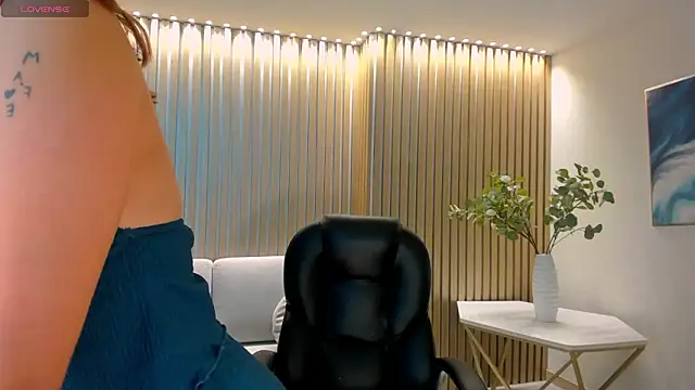 BellaThompsonX online show from March 1, 4:23 am