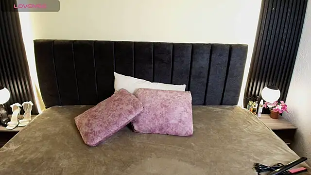 IvonneRoss  online show from March 21, 12:10 pm