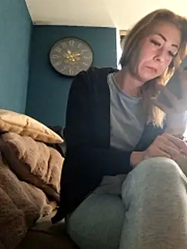 dewimp1 online show from April 6, 9:10 am