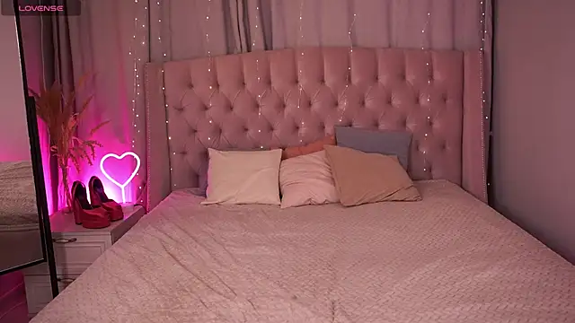 AmeliaWeells online show from April 18, 4:15 am