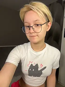 LuunaDorean online show from February 14, 11:18 pm