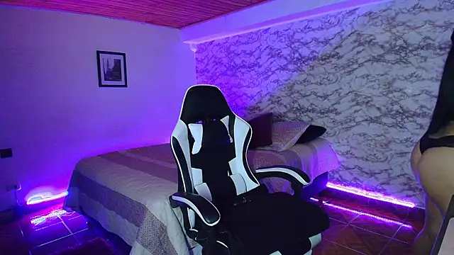 Camila IRoose online show from April 17, 9:50 pm