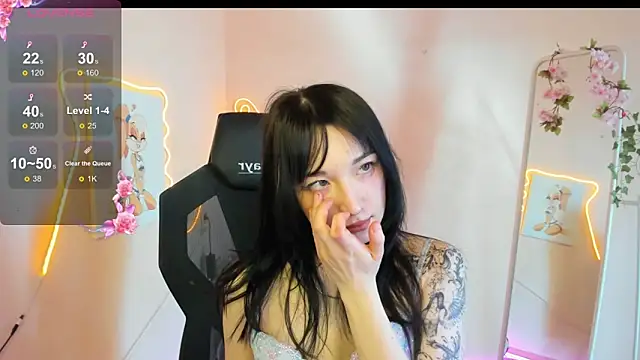 AliceeinWonderlanddd online show from April 9, 4:15 am