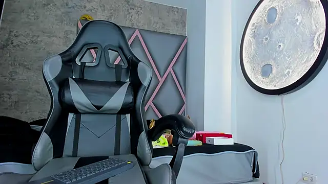 Emily-Queen03 online show from February 19, 11:43 am