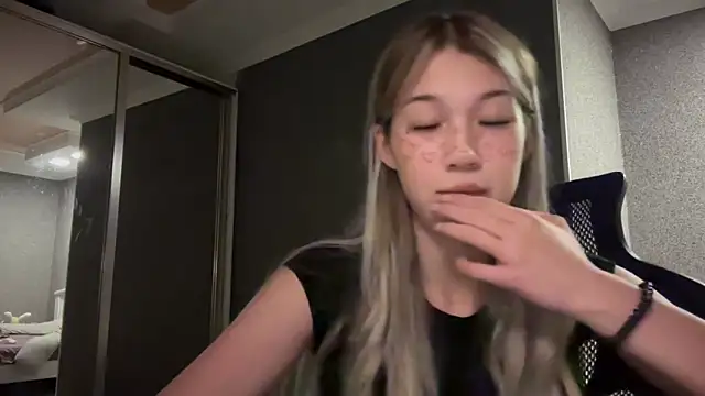 lilXdomiii online show from February 4, 5:05 pm