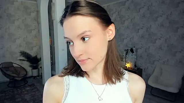 LianneBynon online show from March 24, 9:47 am